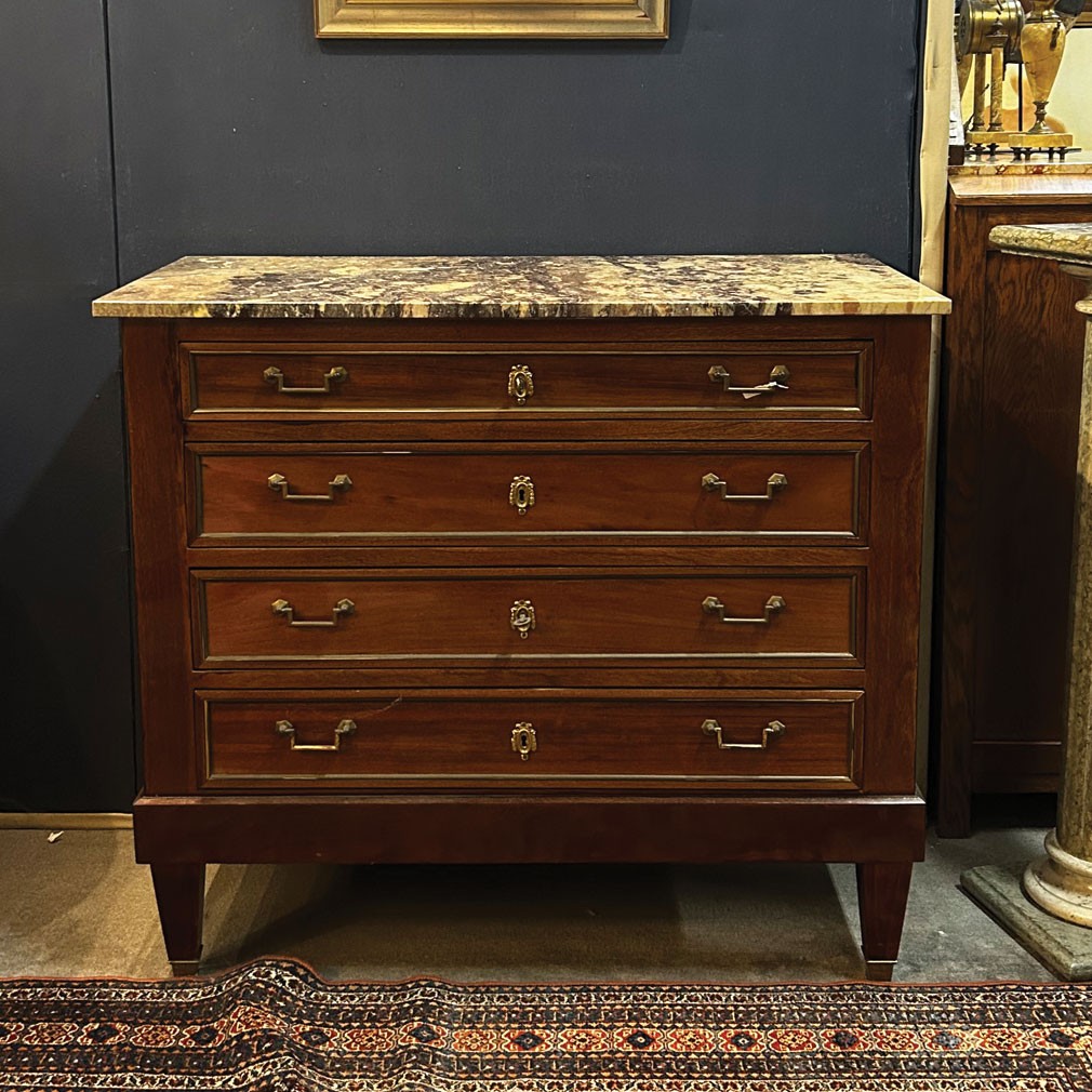 Commode française Directoire des années 1920 en acajou, à 4 tiroirs, avec plateau en marbre