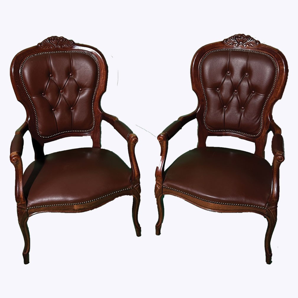 Paire de fauteuils cabriolets Louis XV en bois sculpté et cuir