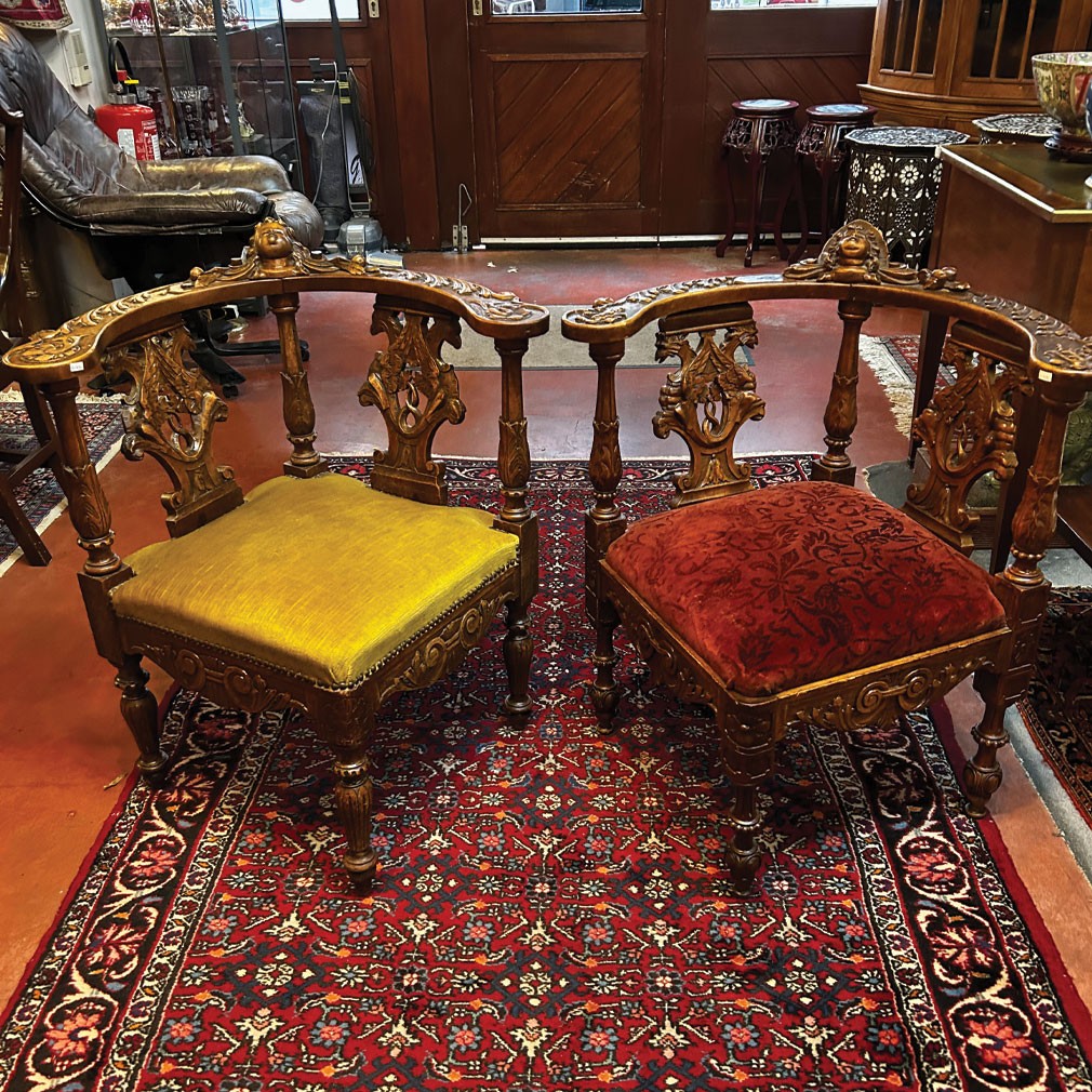 Paire de fauteuils victoriens anglais en chêne sculpté
