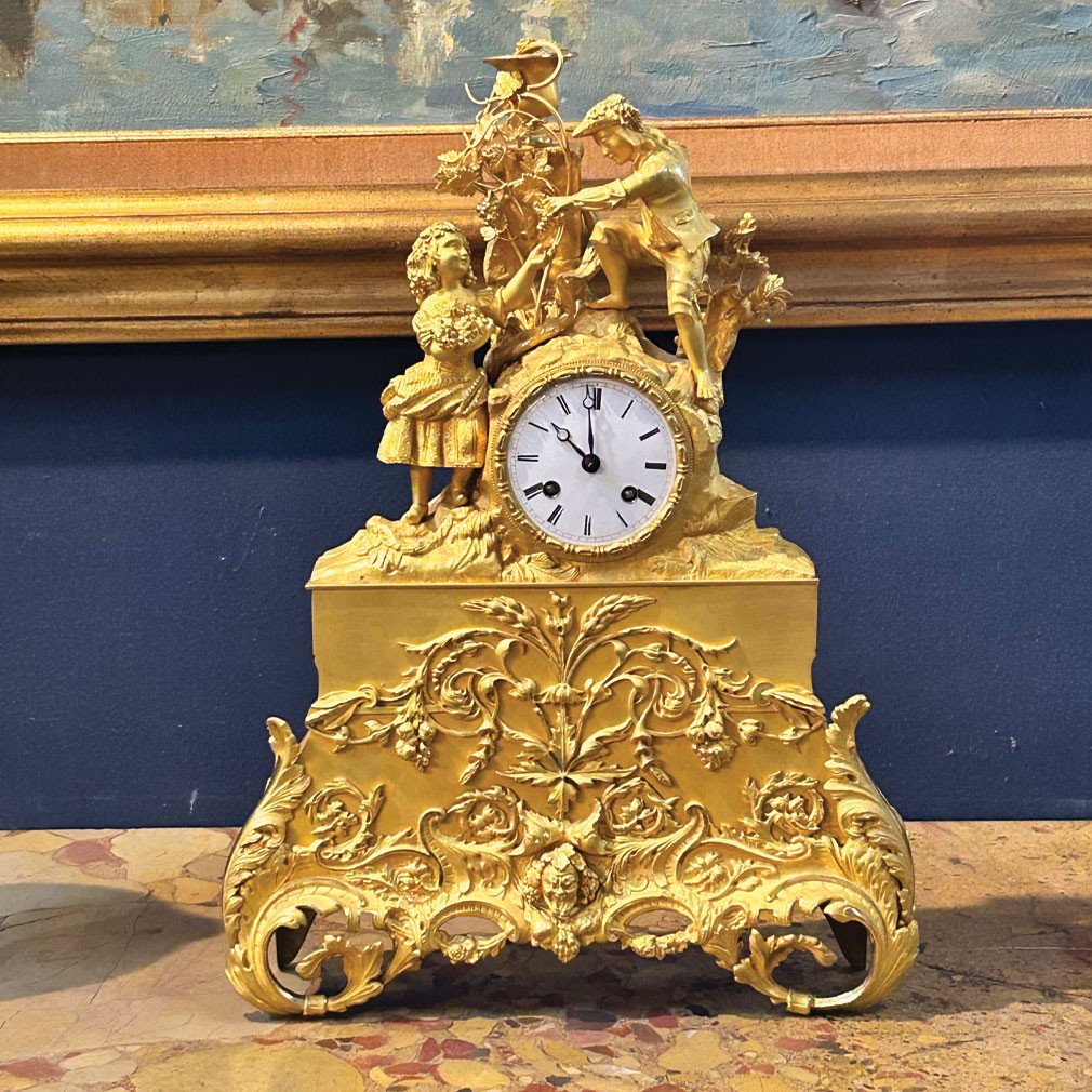 Pendule de cheminée en bronze doré de style Louis XV, début XXe siècle