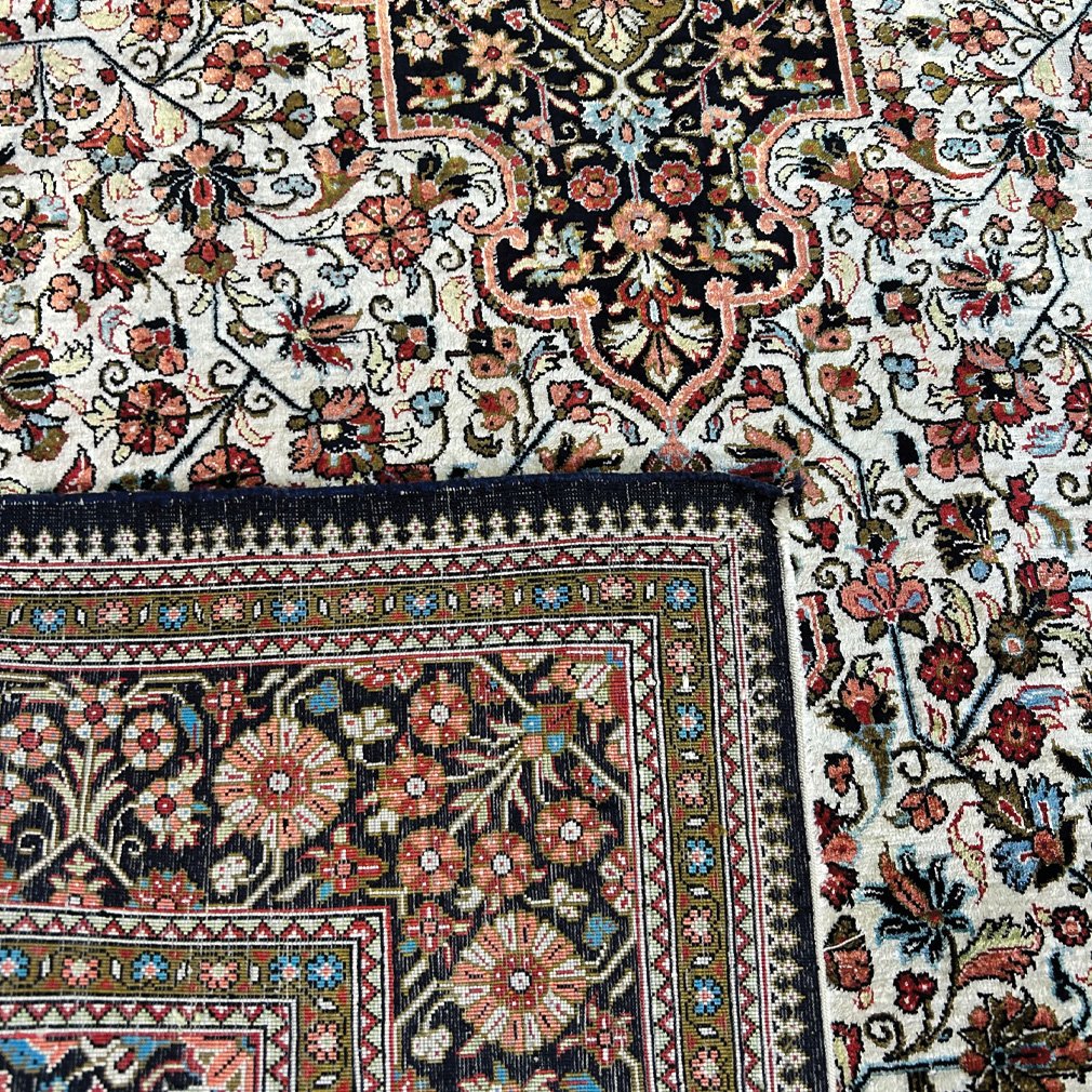 Ghoum Persian Carpet In Silk On Silk | Floral Design | 161 X 103 Cm-photo-2