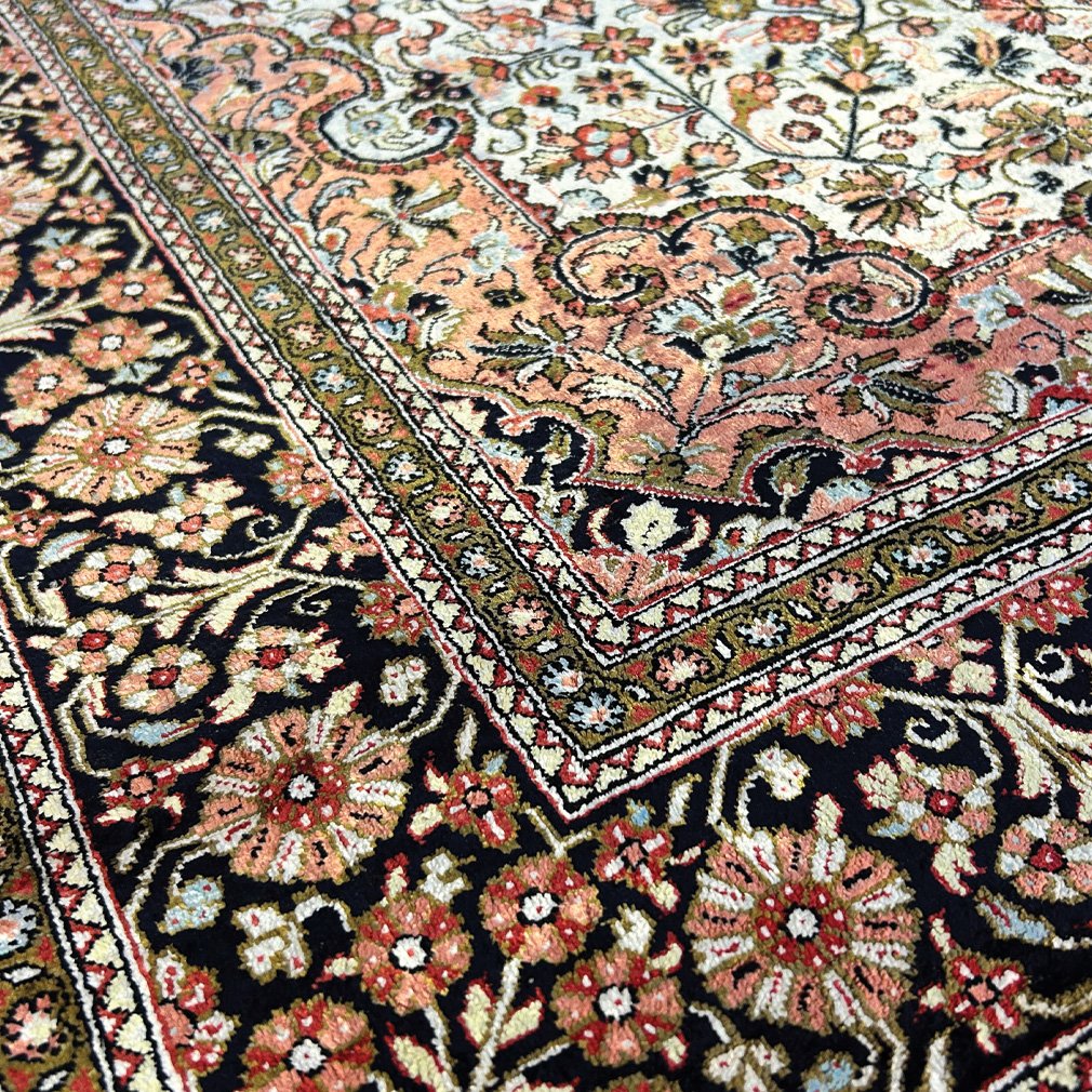 Ghoum Persian Carpet In Silk On Silk | Floral Design | 161 X 103 Cm-photo-3