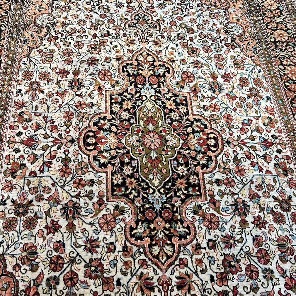 Ghoum Persian Carpet In Silk On Silk | Floral Design | 161 X 103 Cm-photo-4