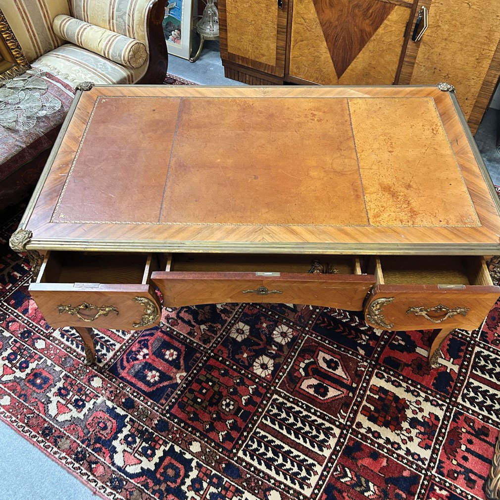 French Louis XV-style Flat Desk With Marquetry And Gilded Bronze-photo-2