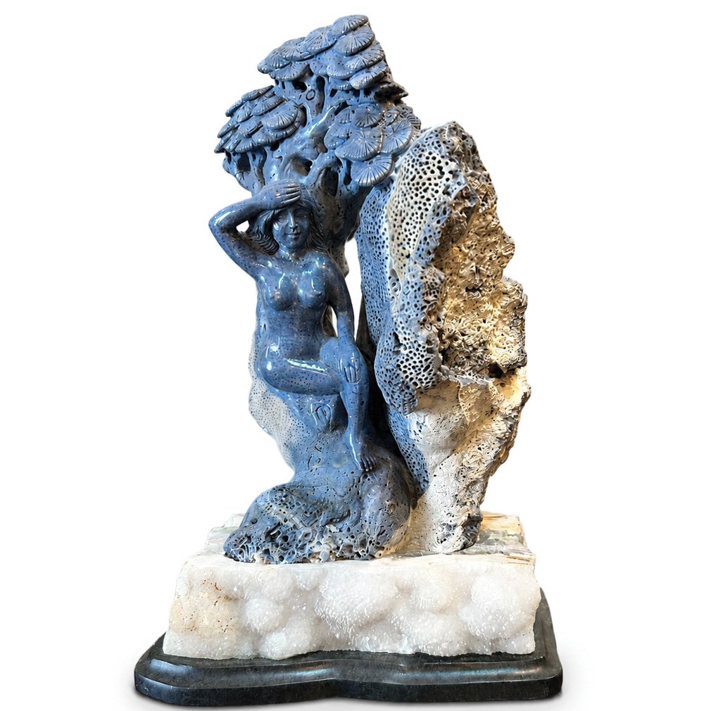Sculpture Femme En Corail Bleu, XXe Siècle