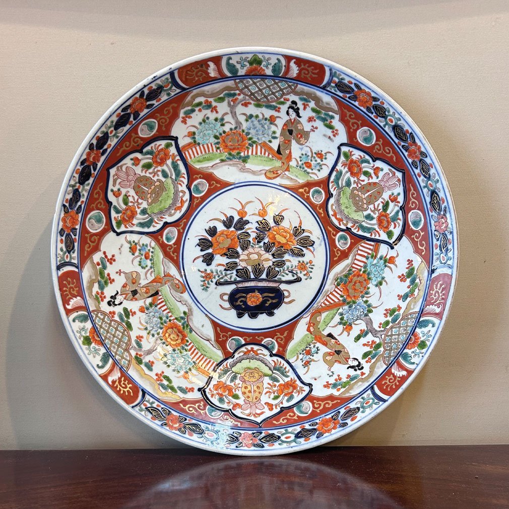 Grand Plat Imari Japonais En Porcelaine à Décor De Personnages Et Fleurs-photo-2