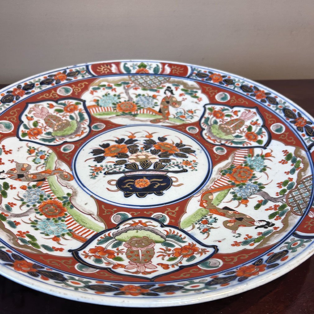 Grand Plat Imari Japonais En Porcelaine à Décor De Personnages Et Fleurs-photo-3