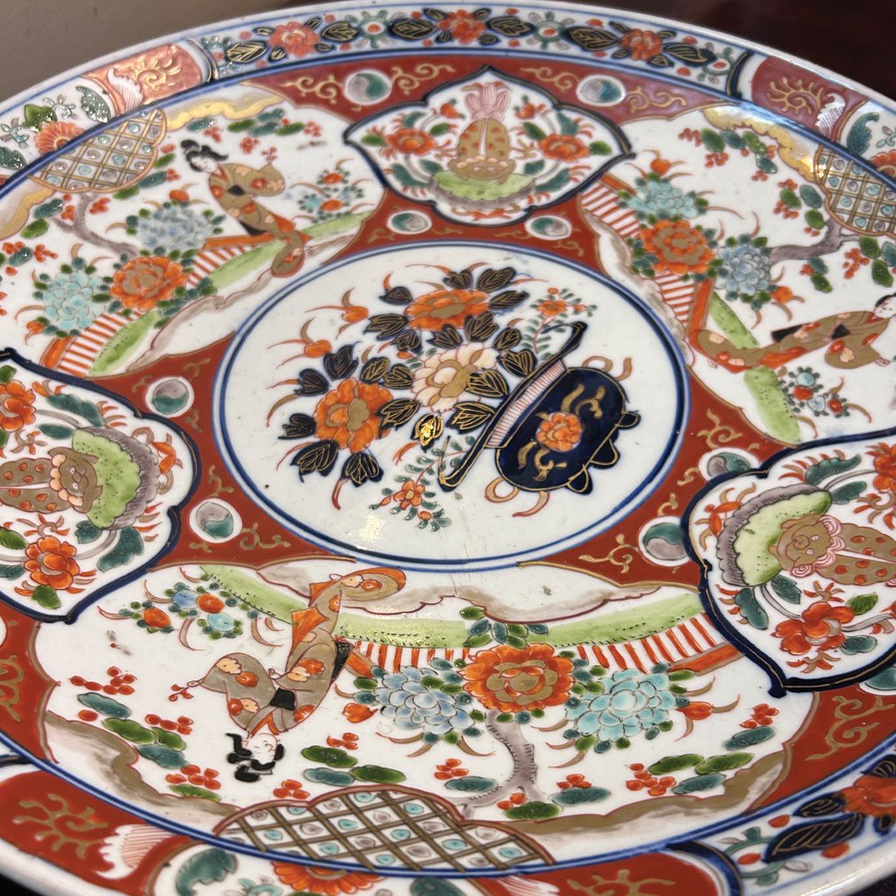 Grand Plat Imari Japonais En Porcelaine à Décor De Personnages Et Fleurs-photo-4