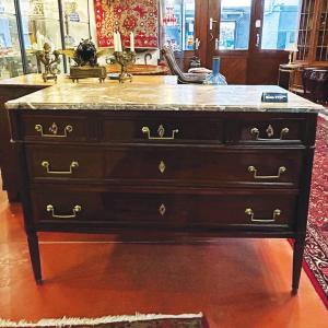 Commode française de style Louis XVI du XVIIIe siècle en acajou, avec plateau en marbre