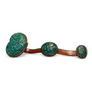 Sceptre Ruyi Chinois En Bois Et Jade Vert Sculpté