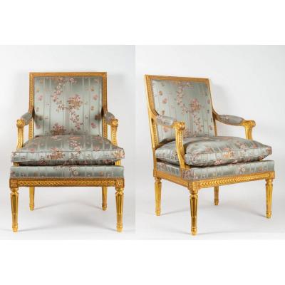 Paire De Fauteuils De Style Louis XVI En Bois Doré 