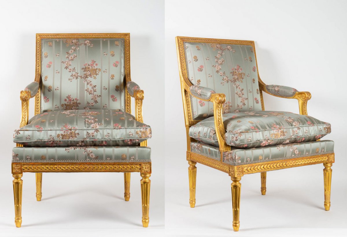 Paire De Fauteuils De Style Louis XVI En Bois Doré 