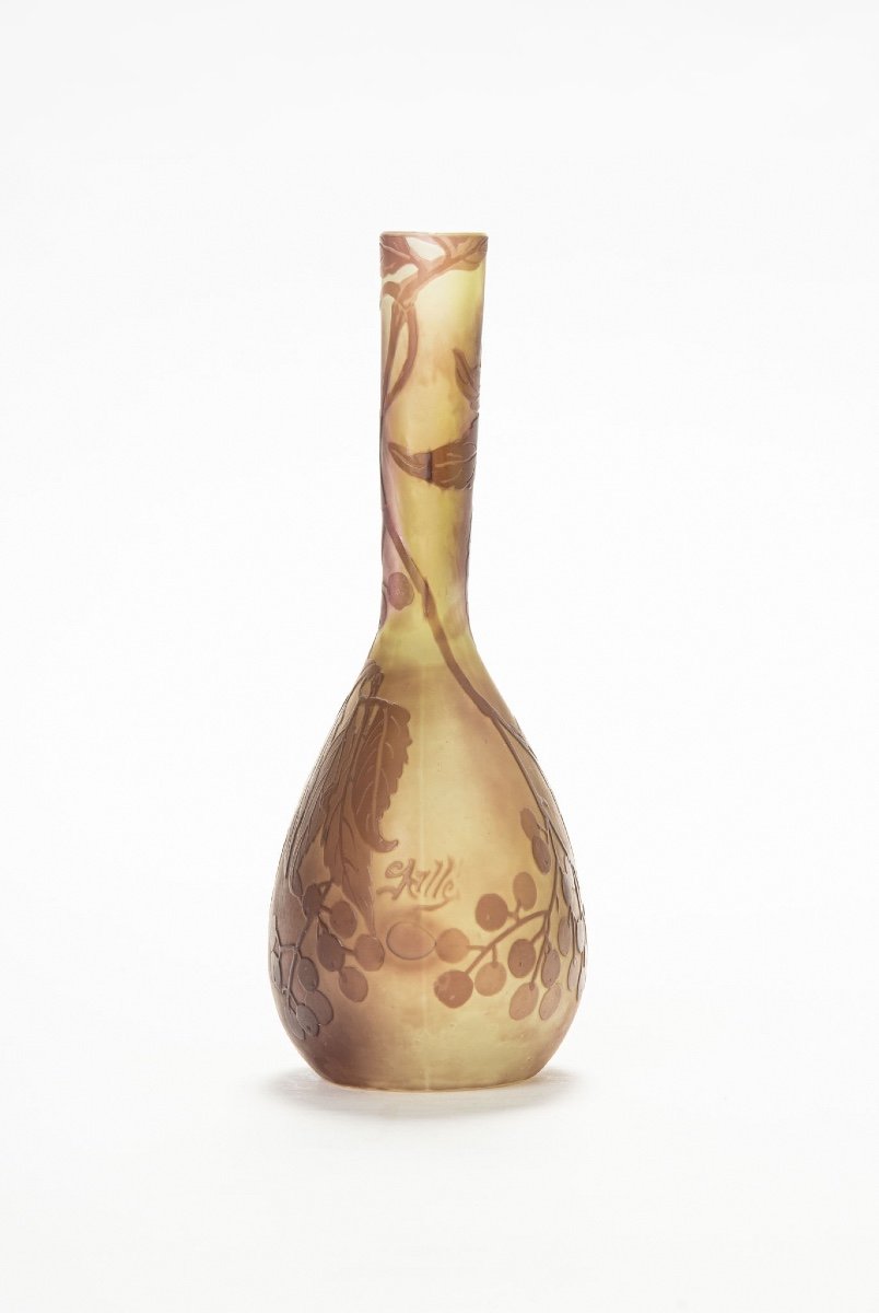 Un Soliflore Gallé Vase  Aux Raisins Et Feuilles-photo-1