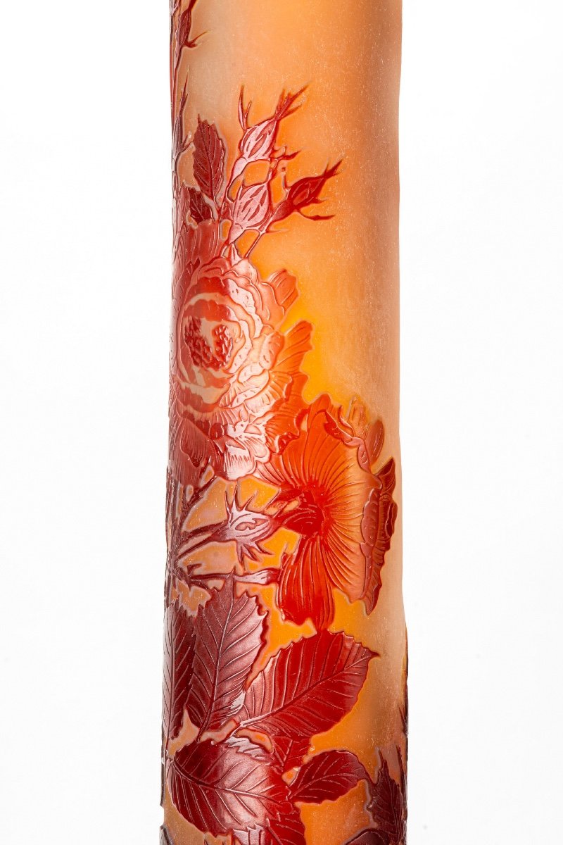 Un Vase Bulbe En Verre De Gallè De 60 Cm Avec Des Roses Rouges-photo-2