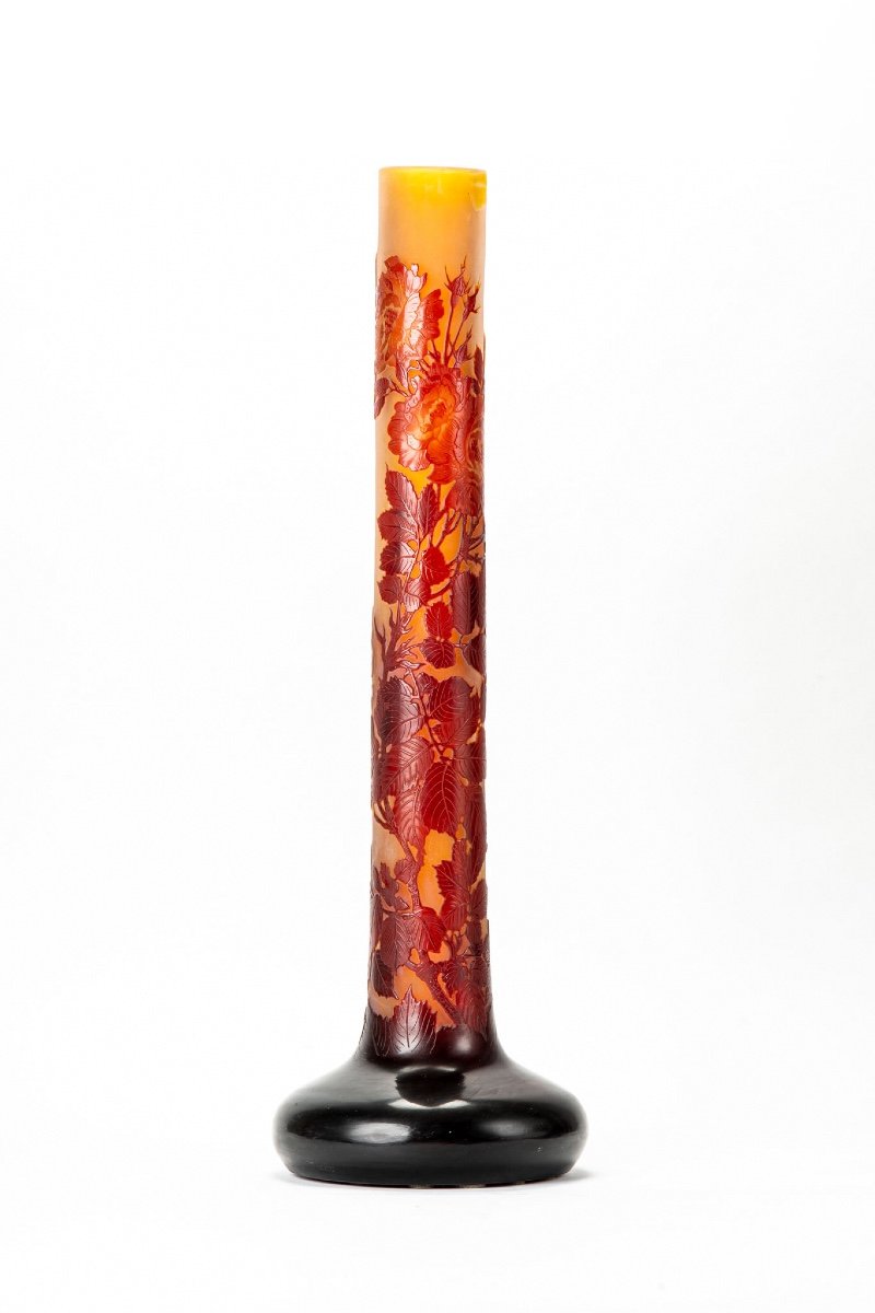 Un Vase Bulbe En Verre De Gallè De 60 Cm Avec Des Roses Rouges