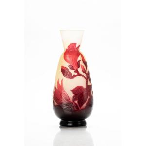 Vase En Verre Camée Français Avec Des Fleurs Et Des Feuilles De Magnolia Japonais