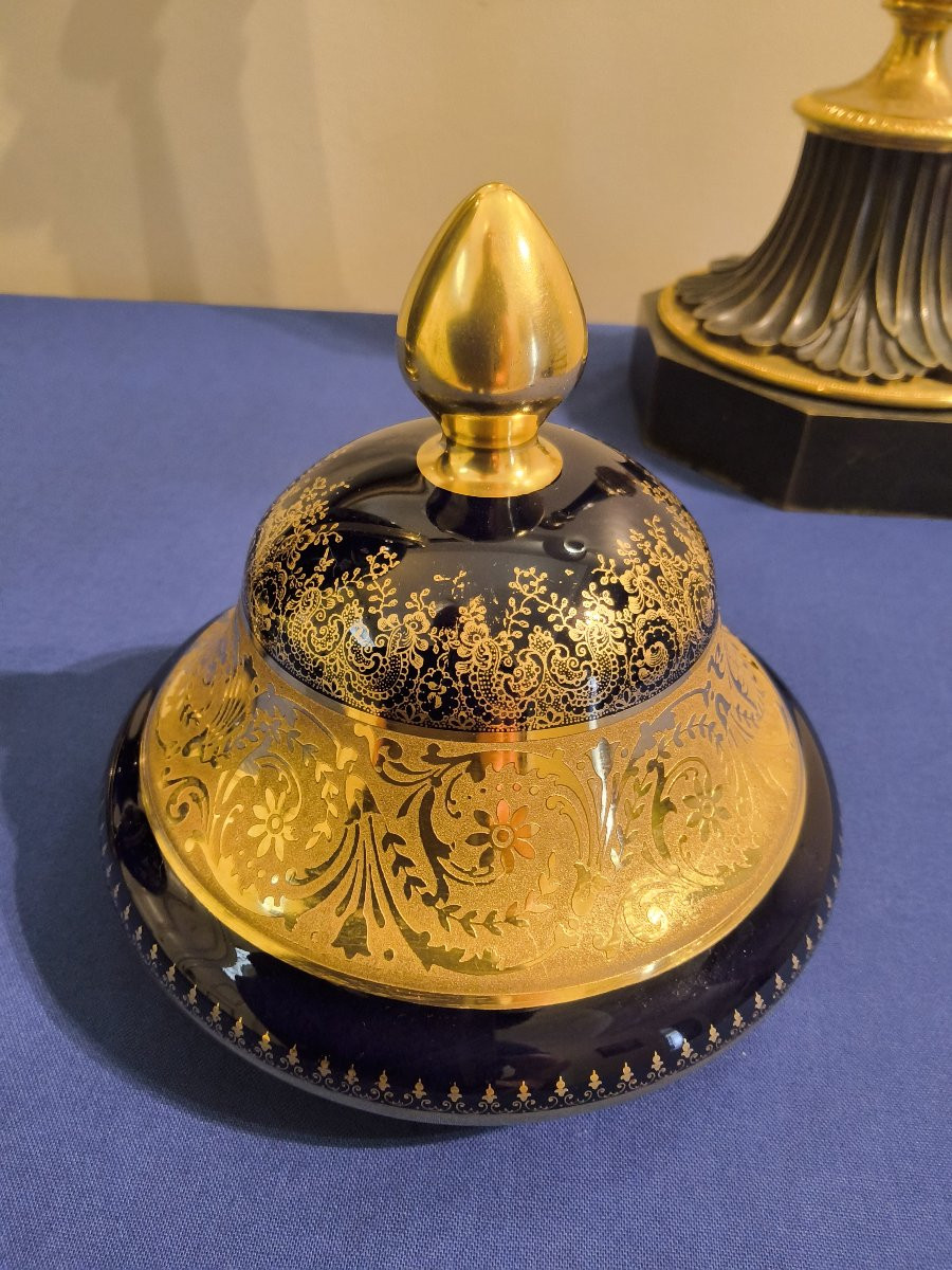 Paire de grands vases balustres couverts (potiches) en porcelaine de Limoges. XXéme-photo-1