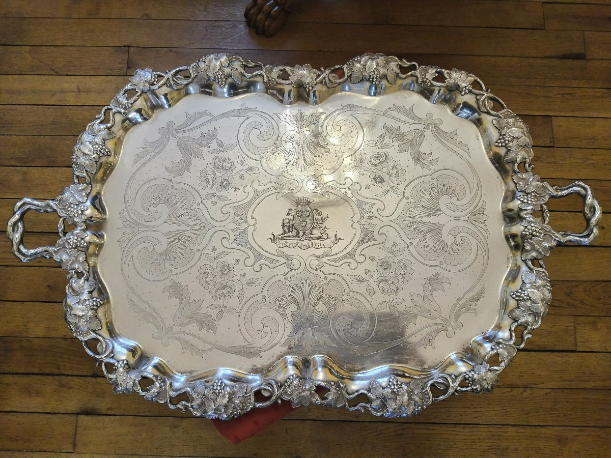 Grand plateau Centre de Table en métal Argenté Armoiries Comtales style Louis XV XIXéme.