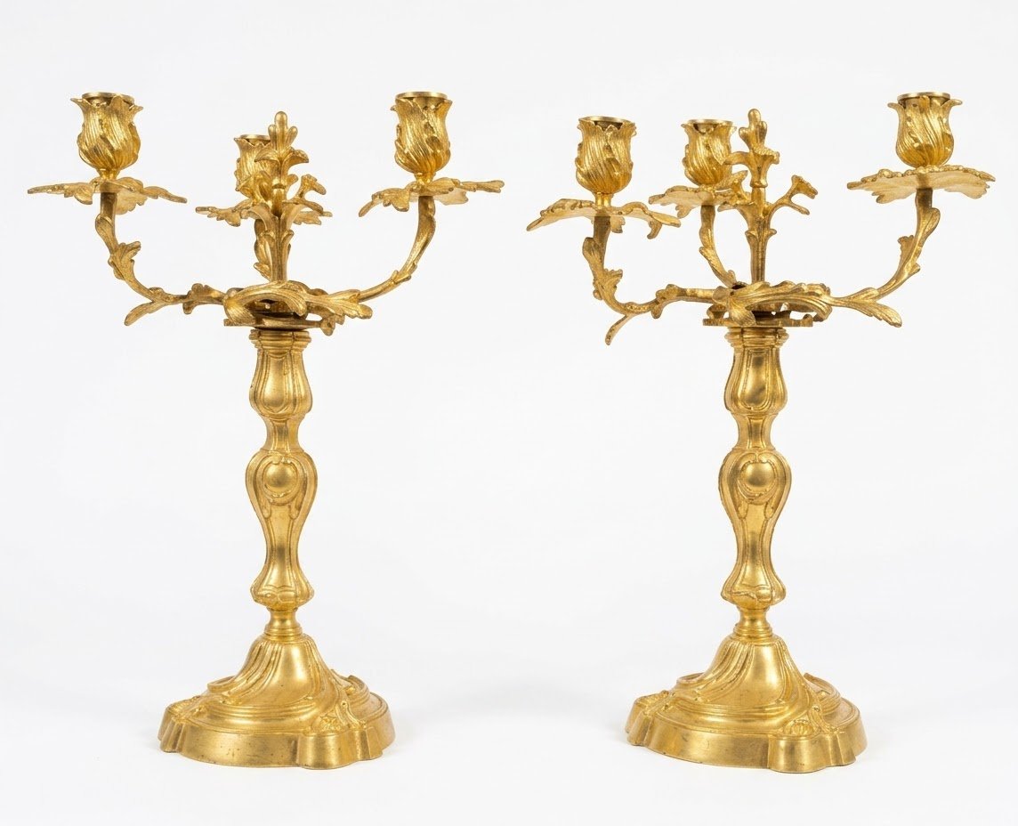 Paire de Candélabres Formant Bougeoirs en Bronze doré ciselé style Rocaille Louis XV XIXéme 