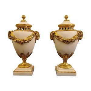 Paire De Vases Brûle-parfums En Bronzes Dorés Et Marbre Blanc Aux Béliers XIXémes