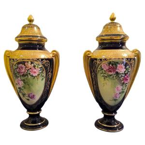 Paire de grands vases balustres couverts (potiches) en porcelaine de Limoges. XXéme
