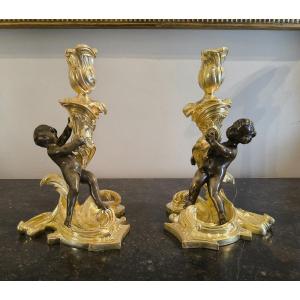 Paire de flambeaux aux putti, style Louis XV, d'après Meissonnier – XIXe siècle