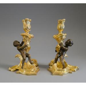 Paire de flambeaux aux putti, style Louis XV, d'après Meissonnier – XIXe siècle