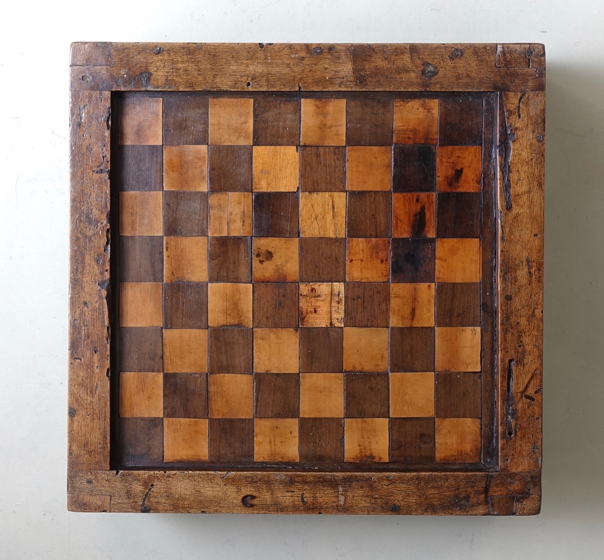 Boite à jeux en bois et cuir pour le jeu des échecs, le jeu du Moulin et le Backgammon