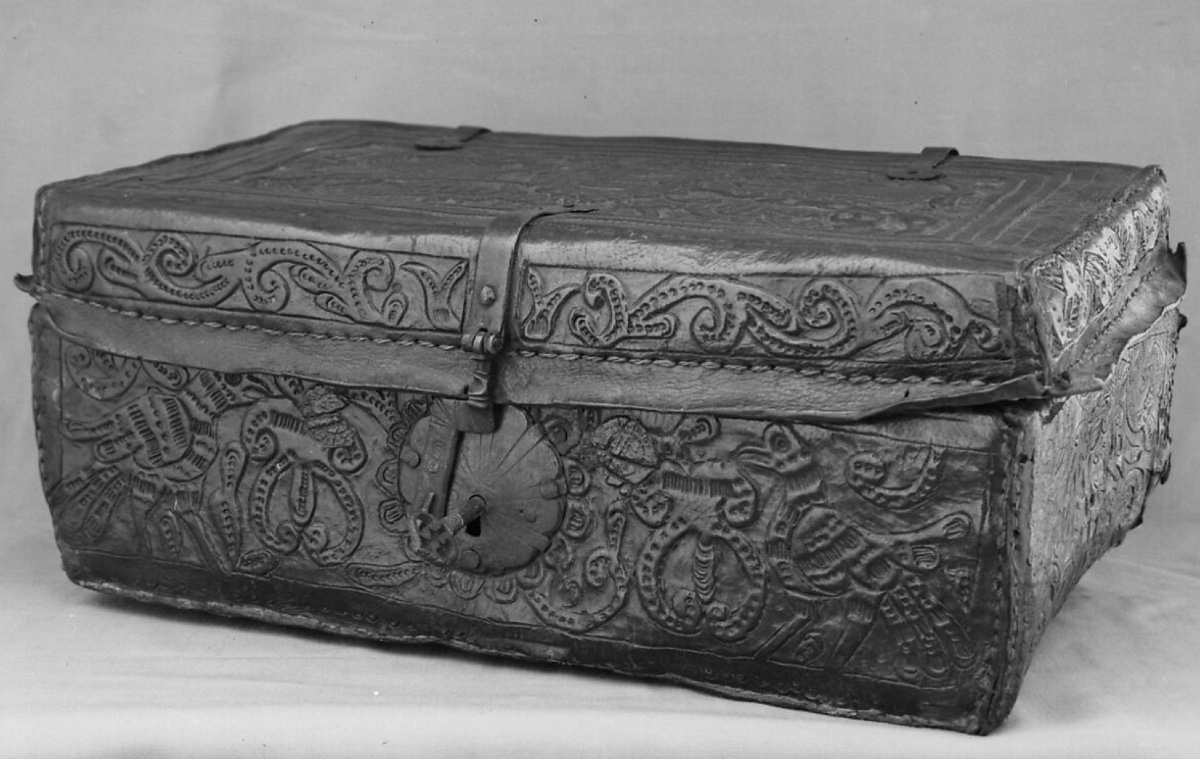 Boiled Leather Trunk - Spain, 17th Century-photo-1