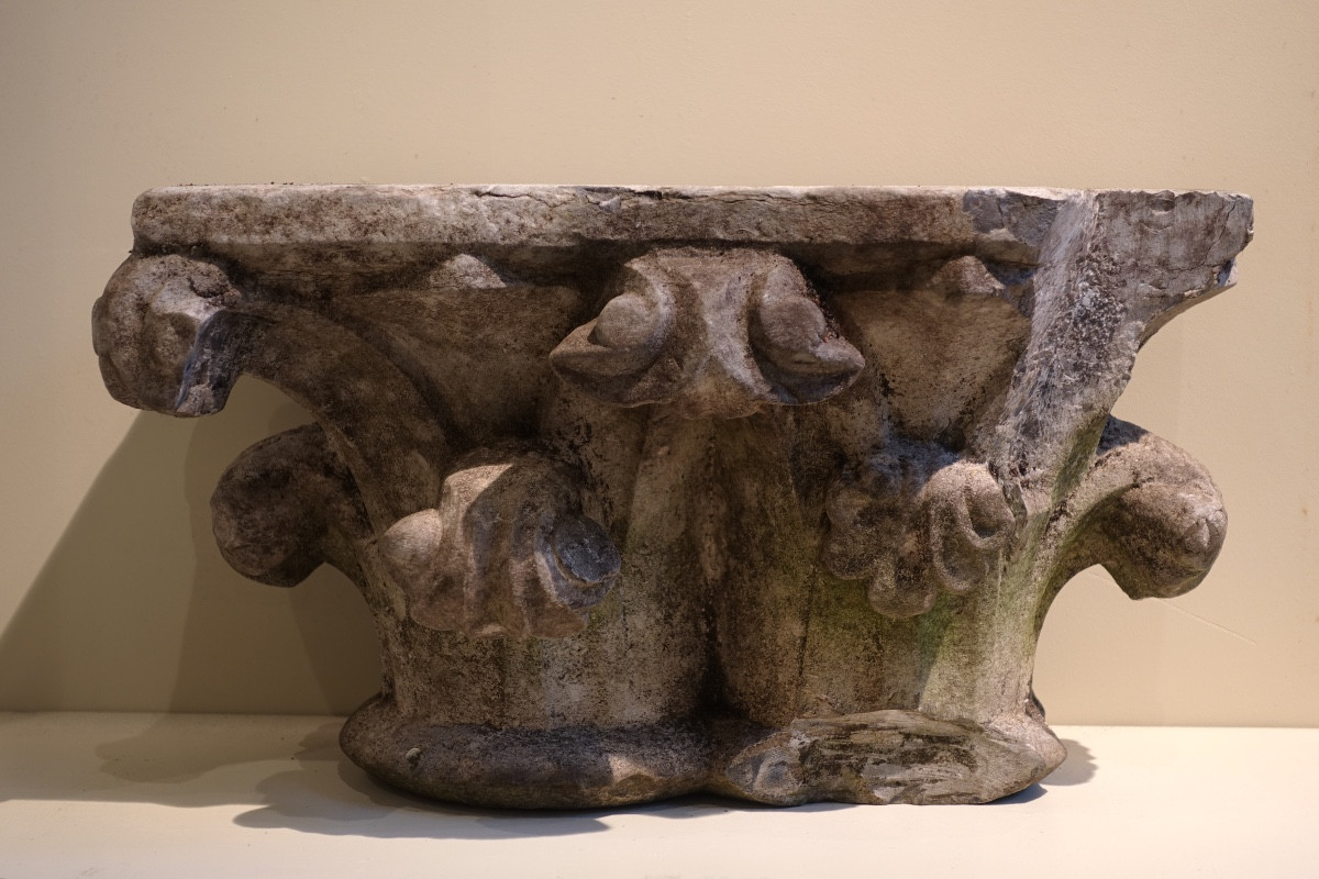 Double Capital Decorated With Hooks Decoration - France, 13th Century