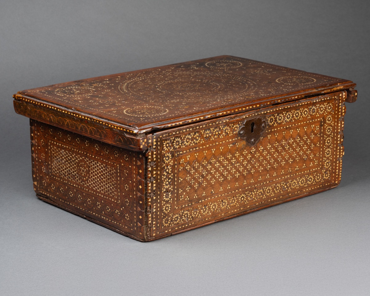 Mudéjar Walnut Casket Inlaid With Bone - Spain, 16th Century-photo-1