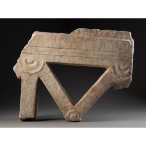 Fragment d’architecture en mabre  - Empire romain, Ier siècle apr. J.-C.