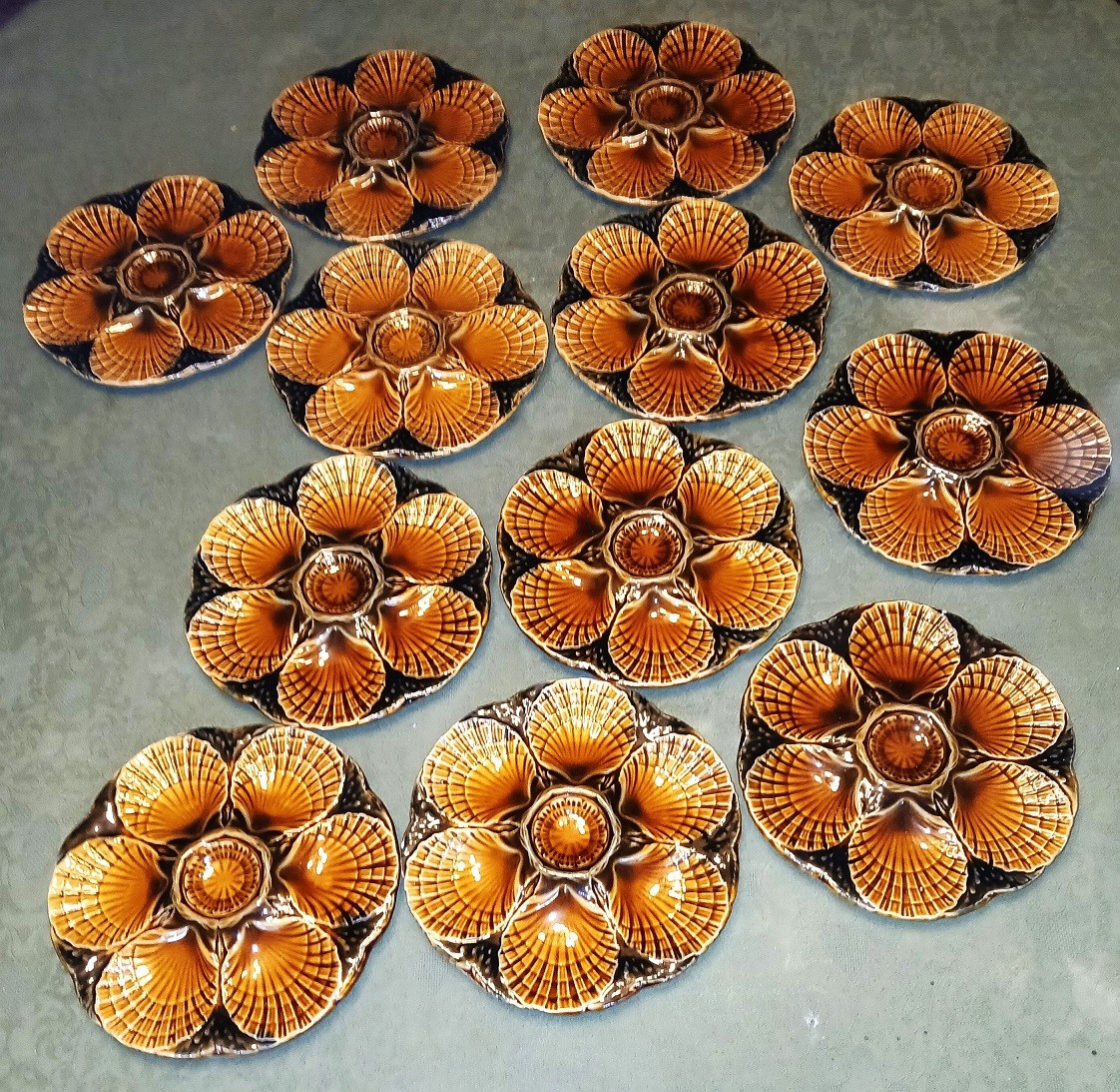 Assiettes à Huitres en Barbotine