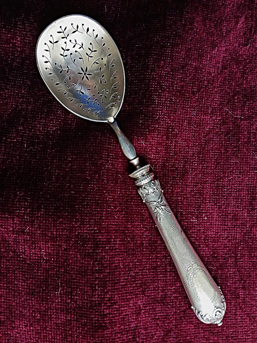 Cuillère à saupoudrer en argent XIX 