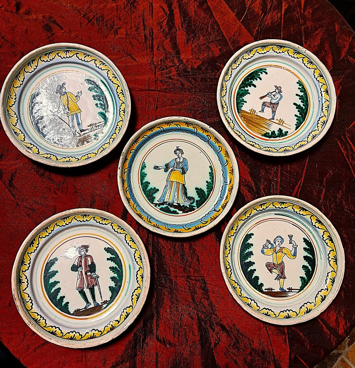 Ensemble de 5 assiettes Auxerroises fin XVIII