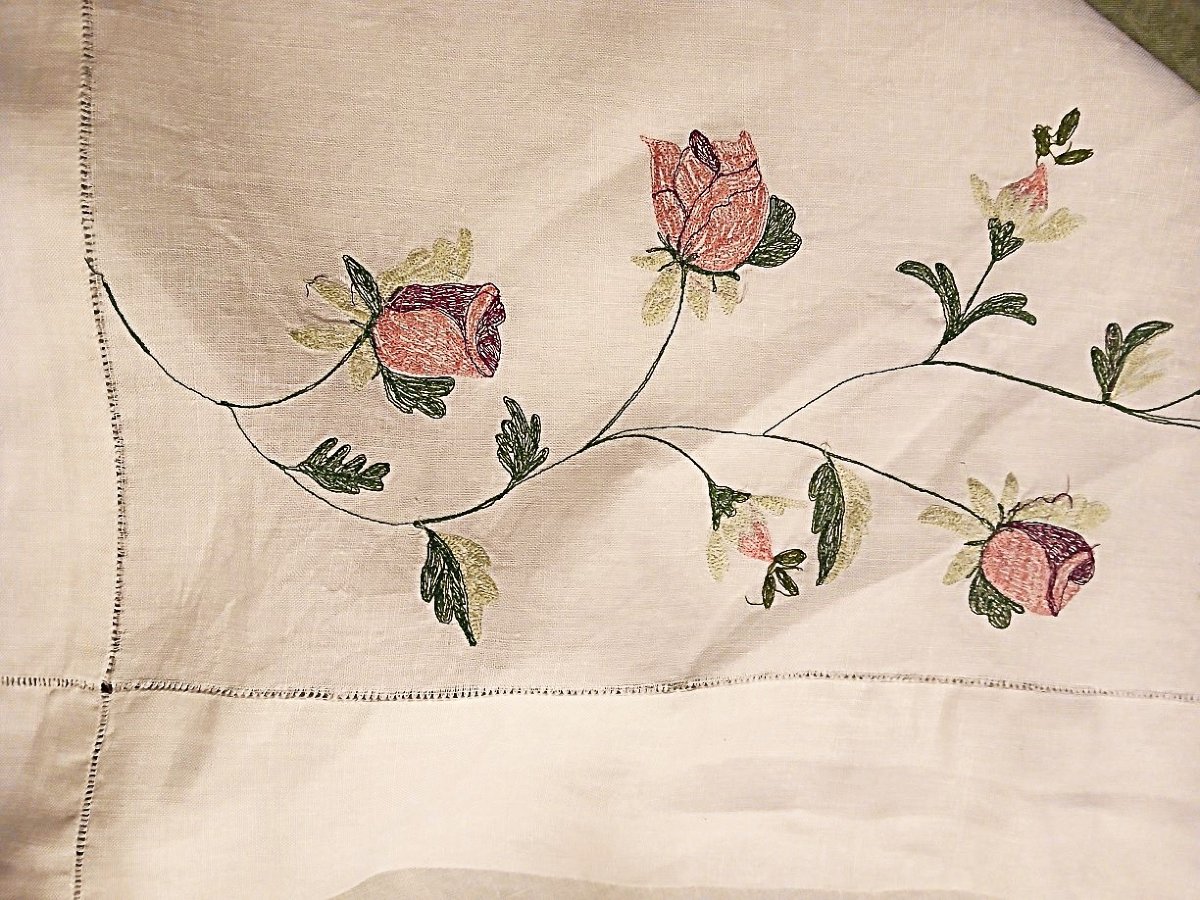 White Linen Tablecloth With Embroidered Flowers -photo-1