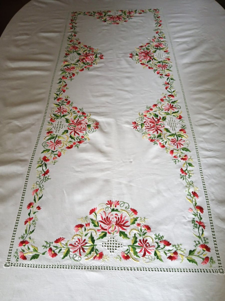 Hand-embroidered Tablecloth On XX Linen -photo-3