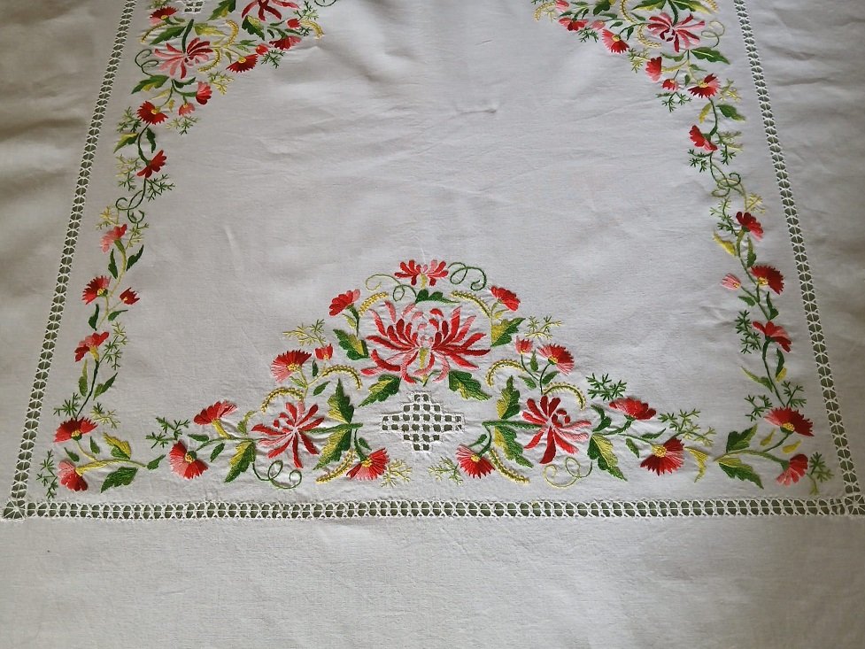 Hand-embroidered Tablecloth On XX Linen -photo-4