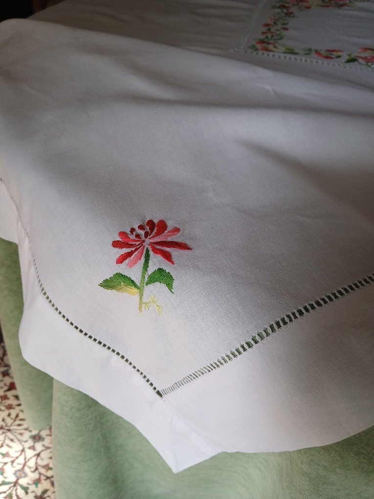 Hand-embroidered Tablecloth On XX Linen -photo-2