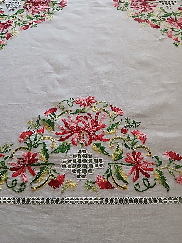 Hand-embroidered Tablecloth On XX Linen -photo-3