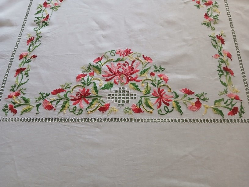 Hand-embroidered Tablecloth On XX Linen -photo-4