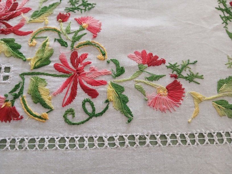 Hand-embroidered Tablecloth On XX Linen -photo-5