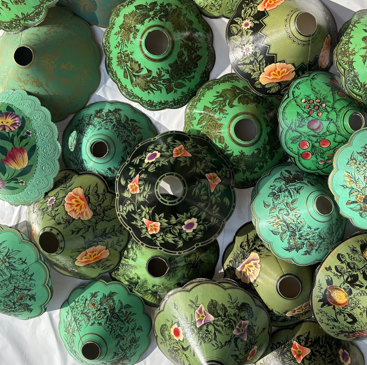 40 abat-jours ancien en carton découpé à motif floral et motif de chasseur 