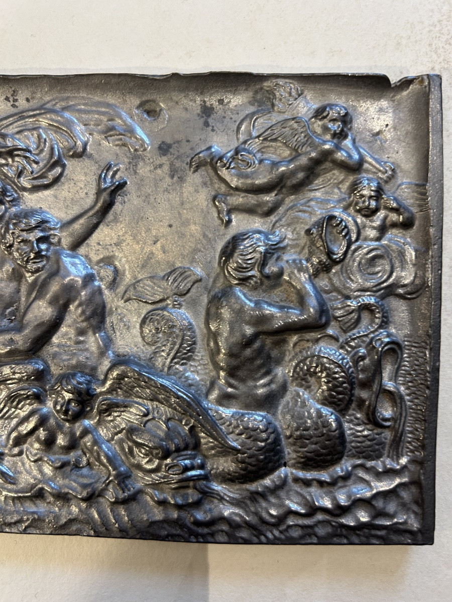 Plaque décorative 19eme en étain Bas relief mythologique marin. Antique-photo-2