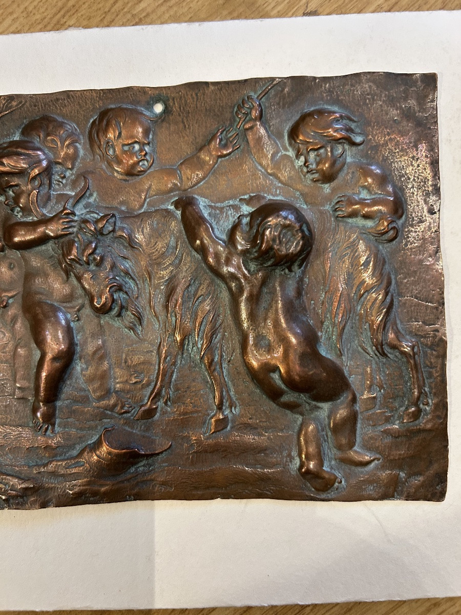Bas relief en cuivre repoussé 19eme Bacchanale de putti avec chèvre d’après Duquenoy. Plaque -photo-2