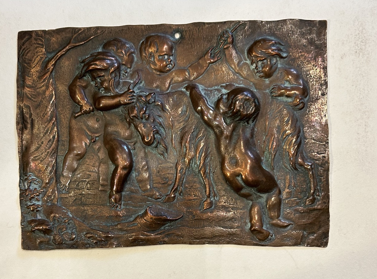 Bas relief en cuivre repoussé 19eme Bacchanale de putti avec chèvre d’après Duquenoy. Plaque 