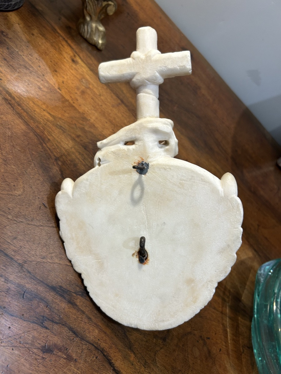 Grand bénitier en albâtre sculpté. Tête d’ange ailée et croix. Art religieux XIXe Art sacré -photo-2