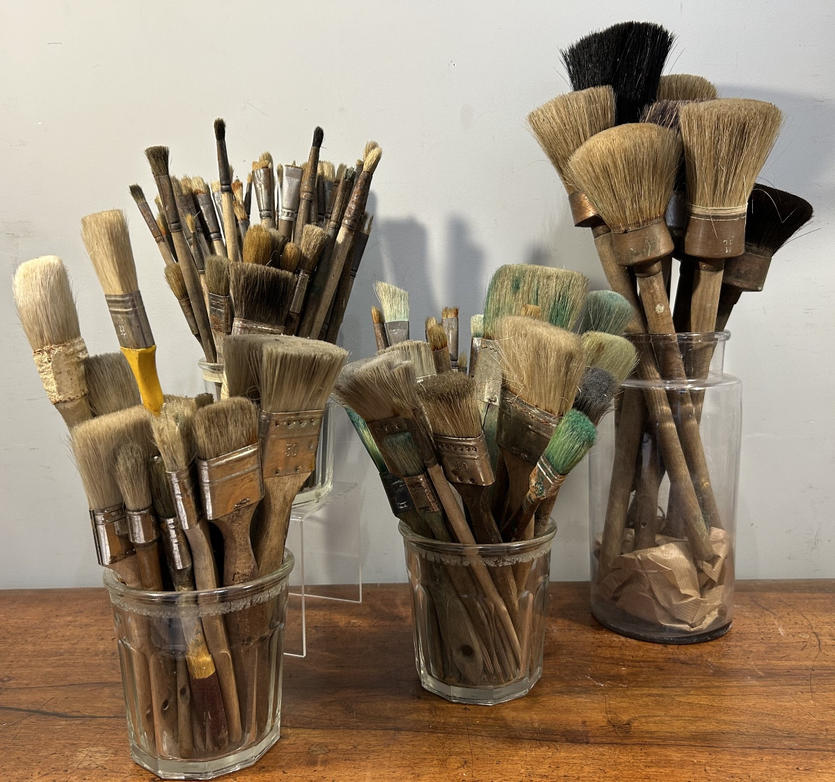 Ensemble milieu XX ème de pinceaux anciens d’atelier, bois et poils, bel état d’usage.Outils d