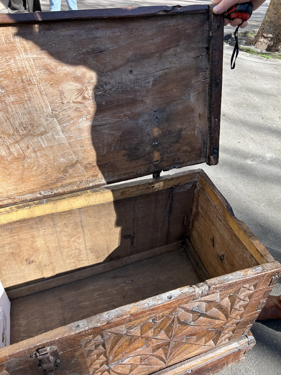 Antique Carved Wooden Chest With Star-shaped Panels, Regional Work From The 18th Century. -photo-3