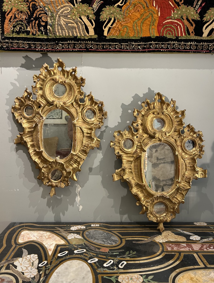 Paire de miroirs italiens en bois sculpté, ajouré et doré – XVIIIe siècle